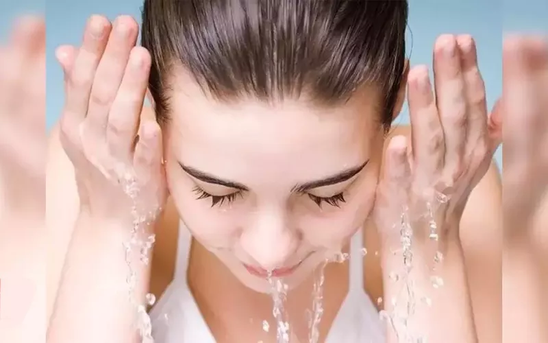 Tùy vào da mặt mà bạn có thể rửa bằng nước lạnh hoặc nước ấm
