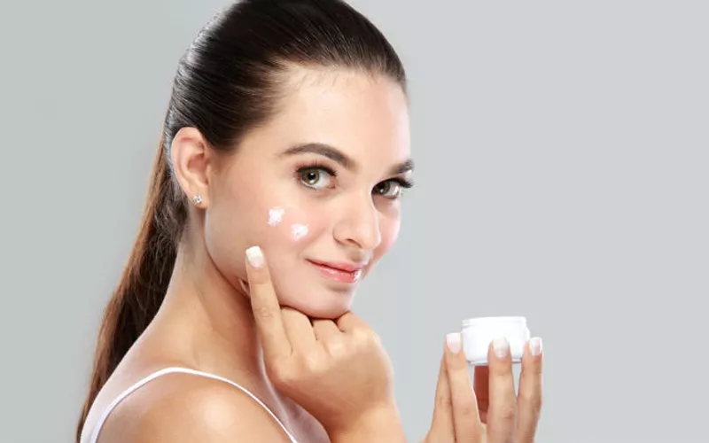 Thoa kem dưỡng da để giữ ẩm
