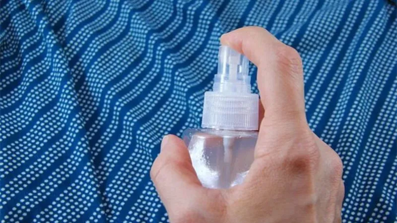Xịt tinh dầu lên một số vị trí áo quần của trẻ nhỏ
