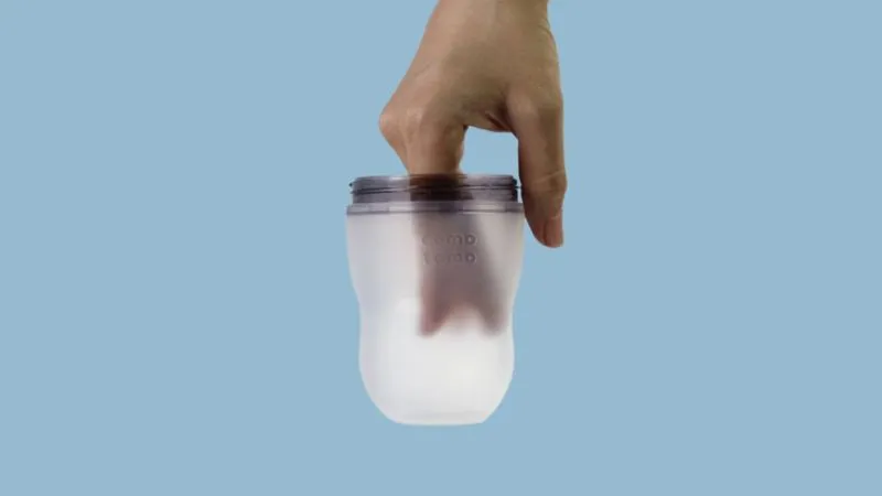 Tiến hành rửa bình bằng tay