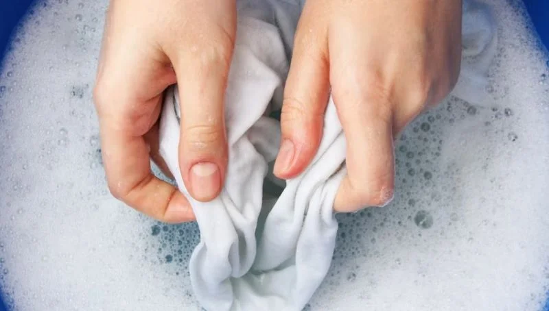Giặt những vết bẩn cứng đầu trước khi giặt bằng máy