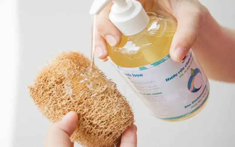 Dùng một lượng nhỏ dung dịch nước rửa chén