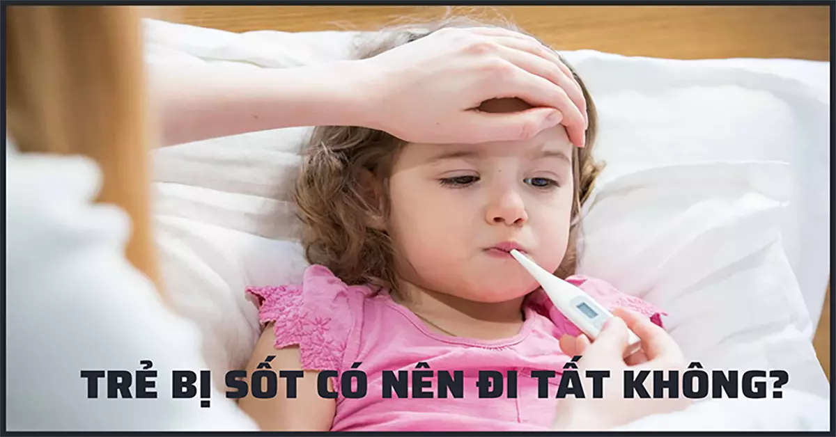 trẻ bị sốt có nên đi tất không