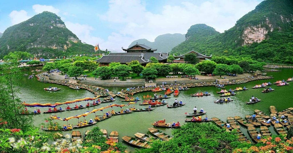 Kinh nghiệm du lịch Tràng An: Ở đâu, giá vé, chơi gì, ăn gì?