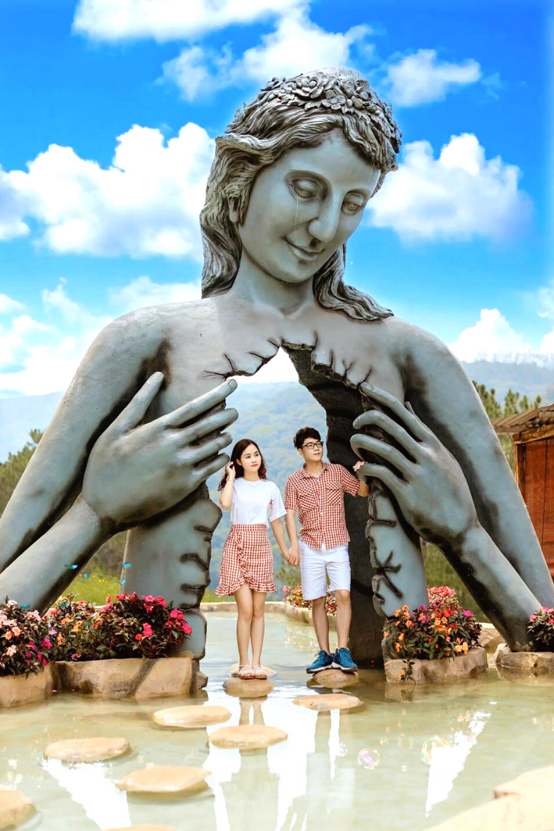 Bức tượng người mẹ tuyệt đẹp ngay trong khuôn viên Hoa Sơn Điền Trang