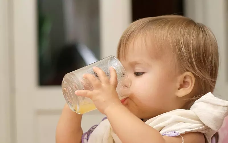 Không nên cho bé uống nước ép trái cây trước 6 tháng tuổi