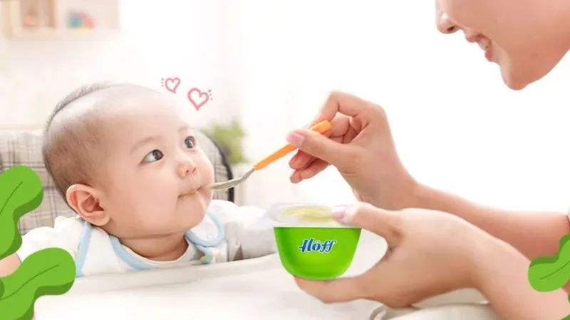 Mẹ nên cho bé ăn sau bữa chính khoảng 30 phút đến 1 giờ