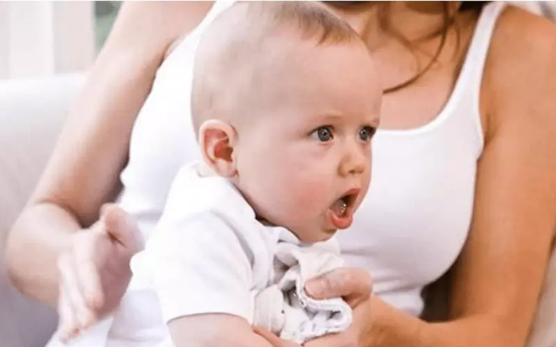 Dùng bình giả có thể khiến bé bị đầy hơi nôn trớ