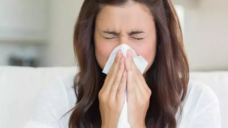 Pha mật ong với tắc chưng mang lại hiệu quả tốt khi bị cảm lạnh và viêm họng