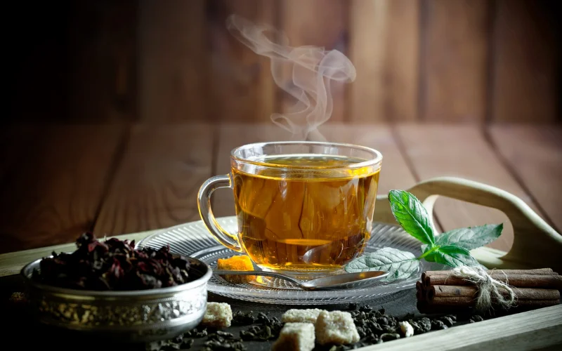 Nên sử dụng nước chè vằng khi còn ấm