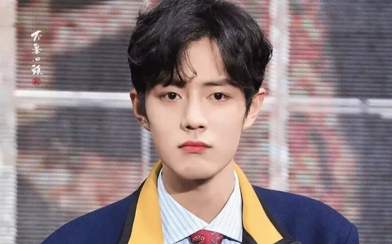 Tiêu Chiến sinh ra ở Trùng Khánh, anh từng là nhà thiết kế đồ họa trước khi tham gia X-RIRE