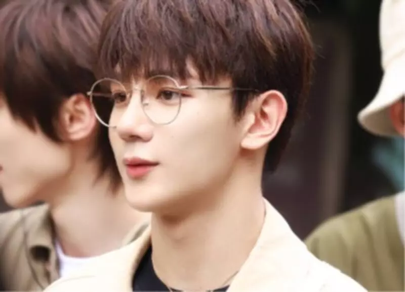 Hiện Hạ Chi Quang đang theo học khoa Biểu diễn tại Học viện Sân khấu Thượng Hải