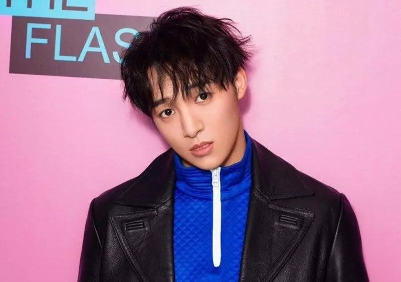 Anh rất tự hào về làn da rám nắng của mình, anh được khen vì năng khiếu nhiếp ảnh của bản thân