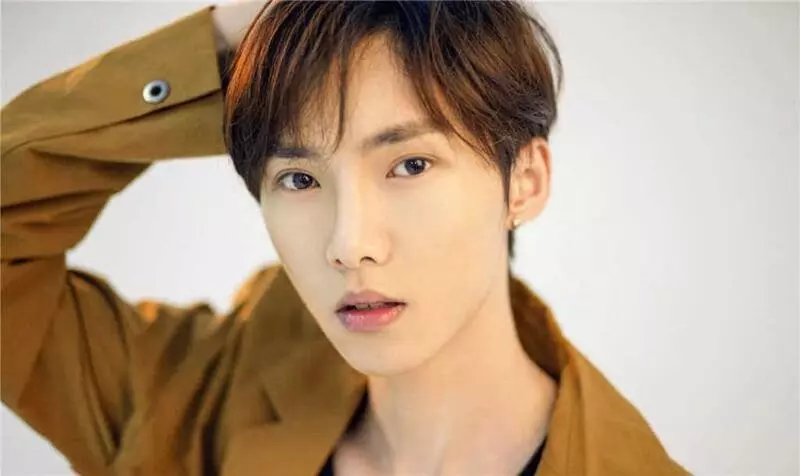 Triệu Lôi có thể chơi piano, ukulele và guitar, anh rất thích đi du lịch