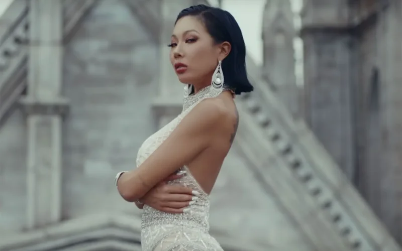 Jessi chính thức ra mắt thị trường giải trí với tư cách nghệ sĩ bằng album đơn "Get up"