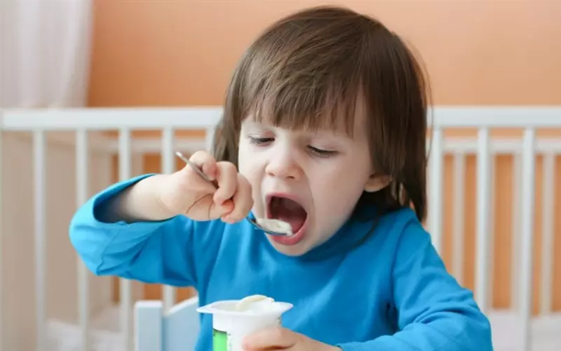 Cho bé ăn sữa chua trước khi ngủ