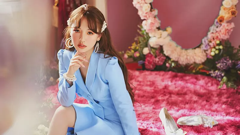 Amee bị tố là ăn mặc hớ hênh khi biểu diễn