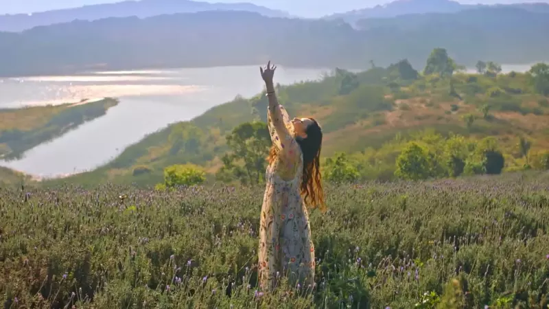 Amee debut thành công với ca khúc "Anh nhà ở đâu thế?" kết hợp cùng B Ray