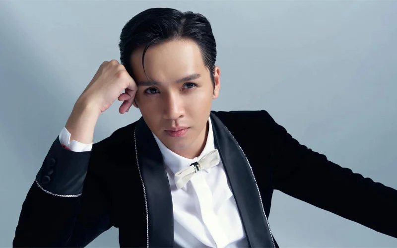 Cha anh là một nhân viên công chức, trong khi mẹ anh là thợ làm tóc