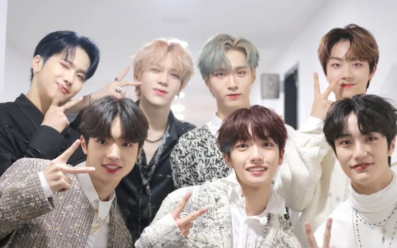 Fandom chính thức của nhóm tên là NOW