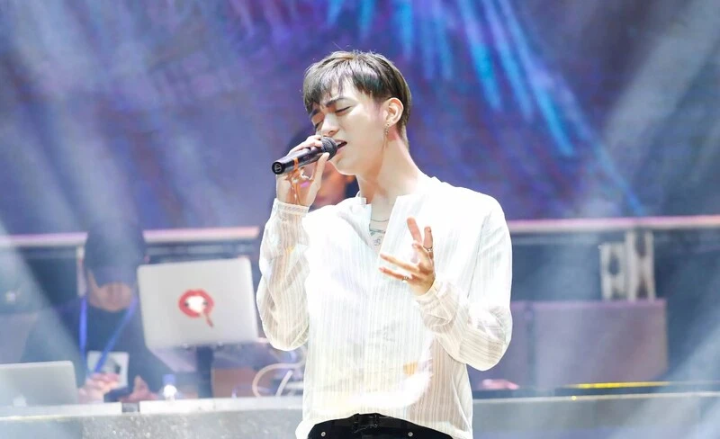 Soobin Hoàng Sơn, tên thật là Trần Hoàng Sơn, anh sinh ra trong gia đình có dòng máu âm nhạc