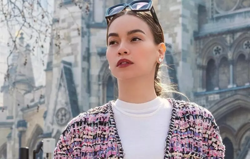 Hà Hồ đăng ký tham dự cuộc thi người mẫu tại Hà Nội vào năm 1999 và chính thức gia nhập làng mẫu