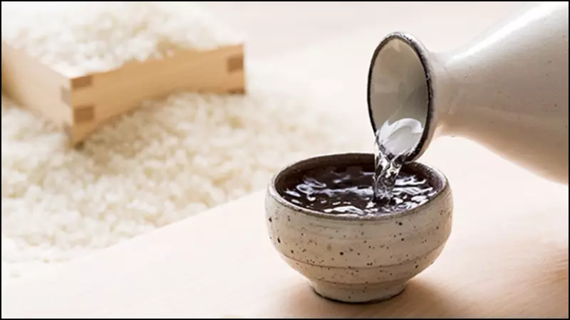 Sử dụng một lượng rượu vừa đủ và thoa trực tiếp lên những nơi xuất hiện thâm kim ở trên áo