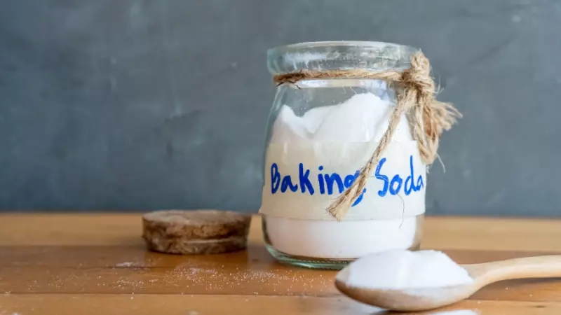 Baking soda khá là thông dụng trong việc tẩy vết thâm kim trên áo màu sáng