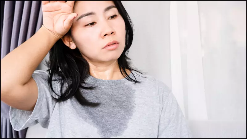 Thâm kim trên quần áo có thể xuất hiện khi cơ thể bạn tiết ra nhiều mồ hôi thấm vào áo trong quá trình vận động