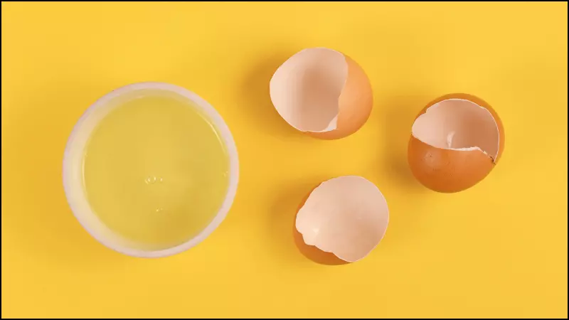 Đối với các mẫu áo màu sáng được làm bằng da, dùng lòng trắng trứng để tẩy thâm kim sẽ đem lại hiệu quả rất tốt