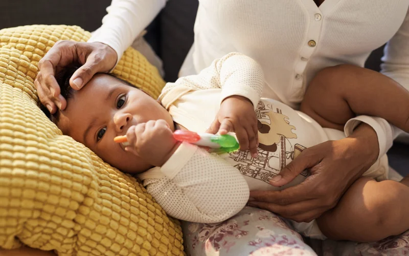 Khả năng cầm nắm của bé khi còn nhỏ tuổi chưa được tốt