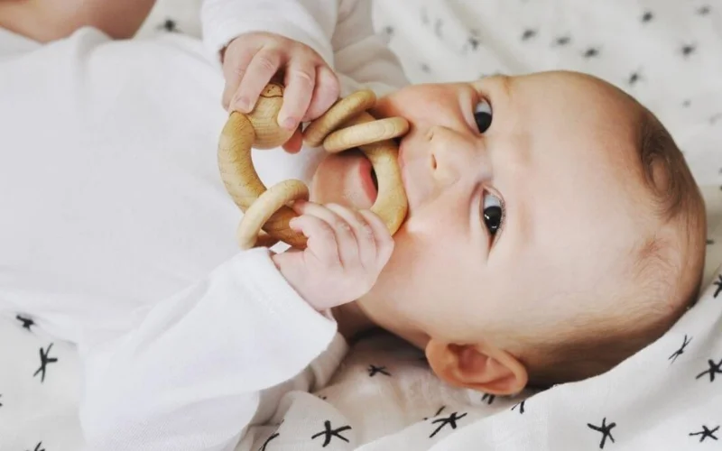 Mẹ cần tiệt trùng gặm nướu trước và sau khi sử dụng