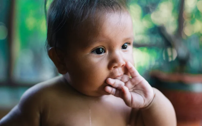 Giúp con bỏ thói quen đưa tay lên miệng