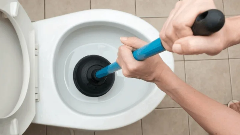 Dùng pittong cao su chuyên dụng để xử lý bồn cầu bị nghẹt